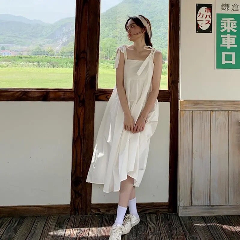 Đầm Hai Dây Mùa Hè 2022 Thắt Nơ Eo Nhỏ Dài Ngang Gối Màu Trắng Cho Nữ