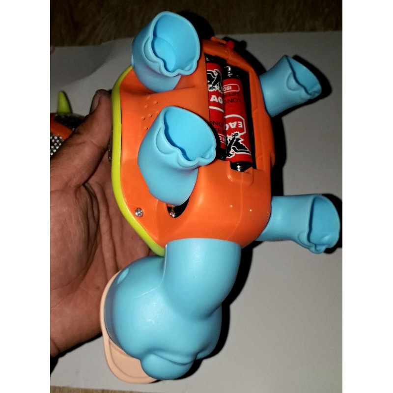 Một mô hình chú Rùa đi dạo bằng nhựa chạy pin có nhạc và đèn led rất đẹp _ tặng kèm pin kích thước 18x16x10 cm