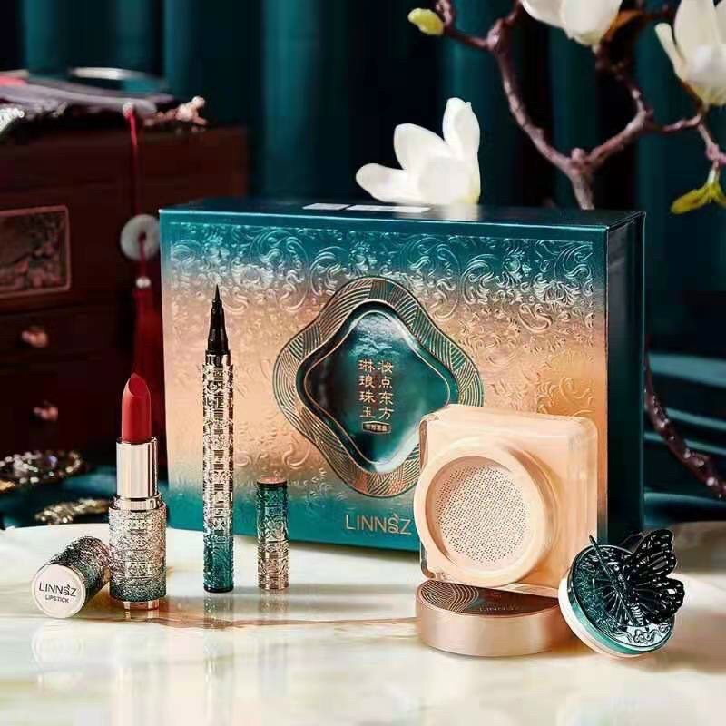 Bộ Trang Điểm Họa Tiết Hình Con Bướm Màu Xanh, Huyền Bí và Sang Trọng gồm 4 món Makeup rất Tinh Tế Chuẩn Cổ Trang.