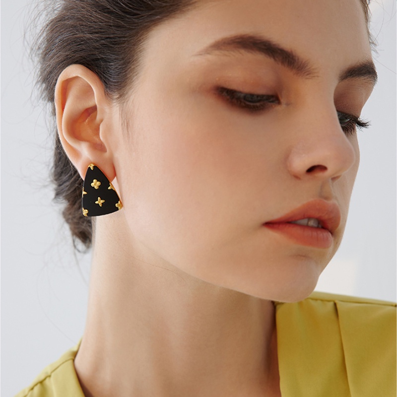 Đôi khuyên tai nữ hình tam giác đính hoa thời trang Hàn Quốc xinh xắn