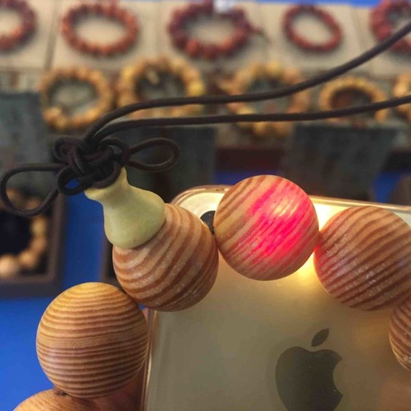 Vòng tay Phong thủy Gỗ Huyết Long 13 hạt 18mm(Vàng nhạt)