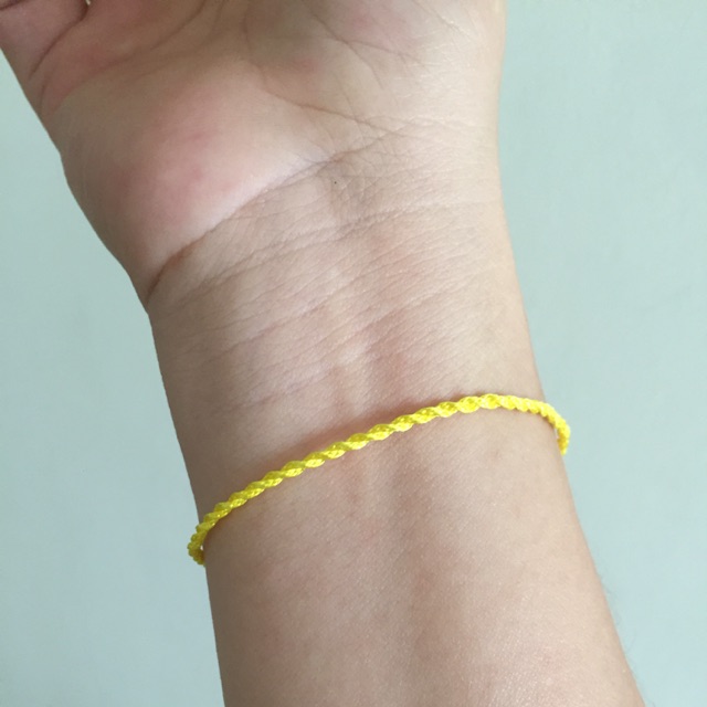 Chỉ may mắn màu vàng