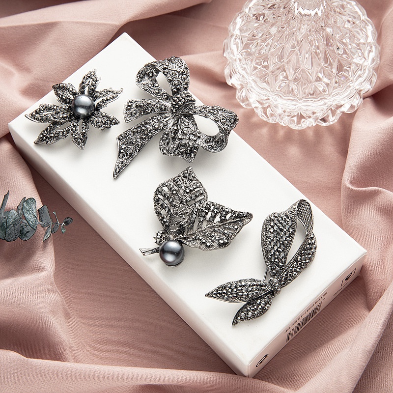 Ghim Cài Áo Hình Súng Đen Đính Ngọc Trai Giả Phong Cách Vintage