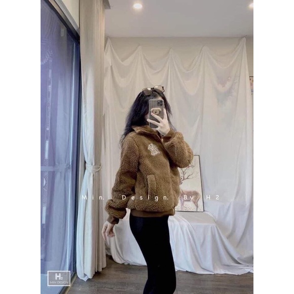 Áo khoác lông chữ vải lông cừu thêu logo nổi phối bo len ôm dáng | BigBuy360 - bigbuy360.vn