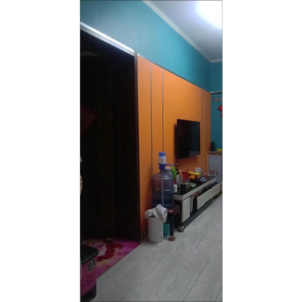 Giấy dán tường một màu. Kích thước: 0.45x10m/cuộn, có keo sẵn mặt sau.