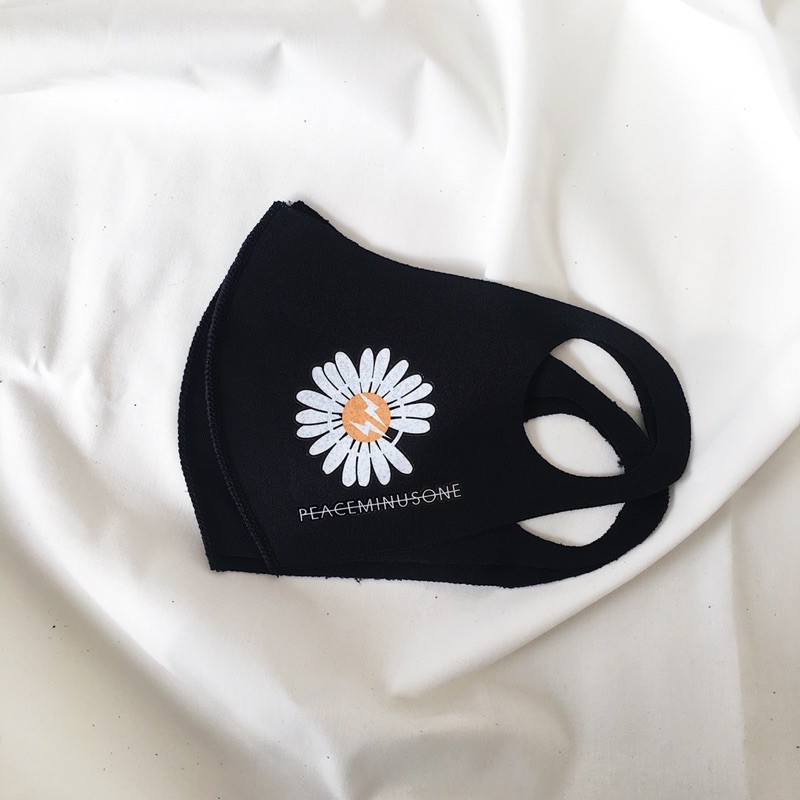 Khẩu Trang Vải UNDER Đen Và Hoa Cúc Chống Bụi Thời Trang | BigBuy360 - bigbuy360.vn