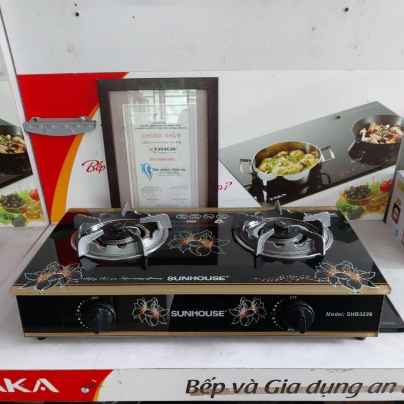 [Mã 11ELSALE hoàn 7% đơn 300K] Bếp Ga Đôi Kính Kiềng Gang Tiết Kiệm GAS SUNHOUSE SHB3226KG
