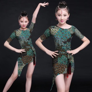 Đầm khiêu vũ hoa tiết lông con công