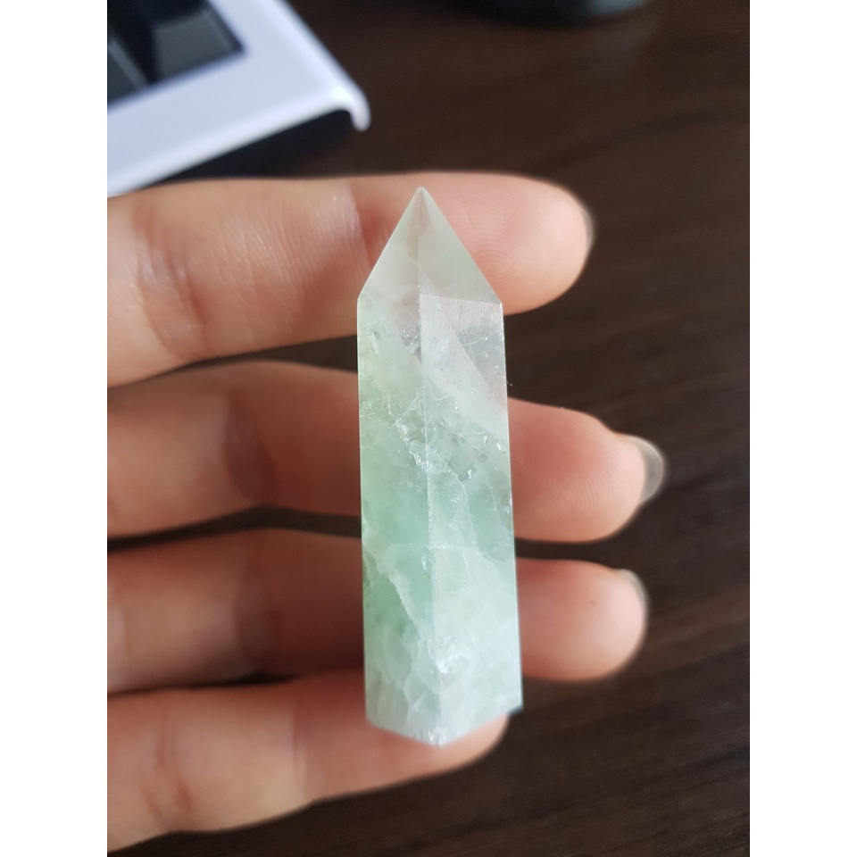 Trụ đá Flourite xanh lá nhạt dùng trong thiền định và phong thủy đem lại tác dụng thanh tẩy cao