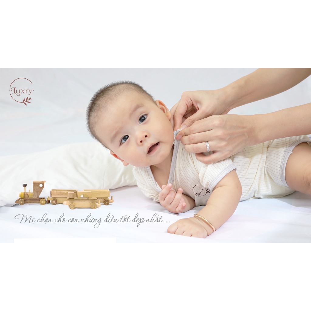 Bộ quần áo liền thân Body chip Luxry nền vàng be phối viền cho bé sơ sinh size từ 0 đến 12 tháng