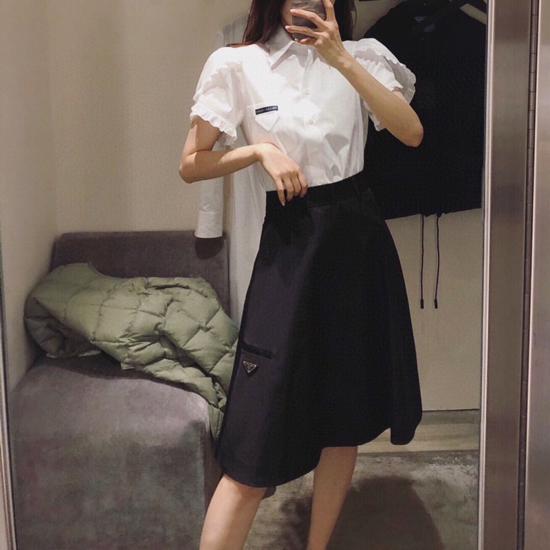 áo sơ mi nữ tay bèo nhún có túi nhỏ trước ngực đính logo prada