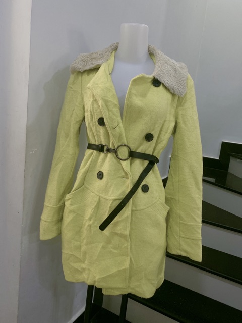 Áo khoát dạ dáng ngắn màu vang cổ phối lông nhân tạo