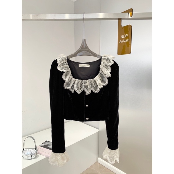 Áo len nữ dáng croptop cổ vuông viền bèo ren thương hiệu thời trang cao cấp Alesandra