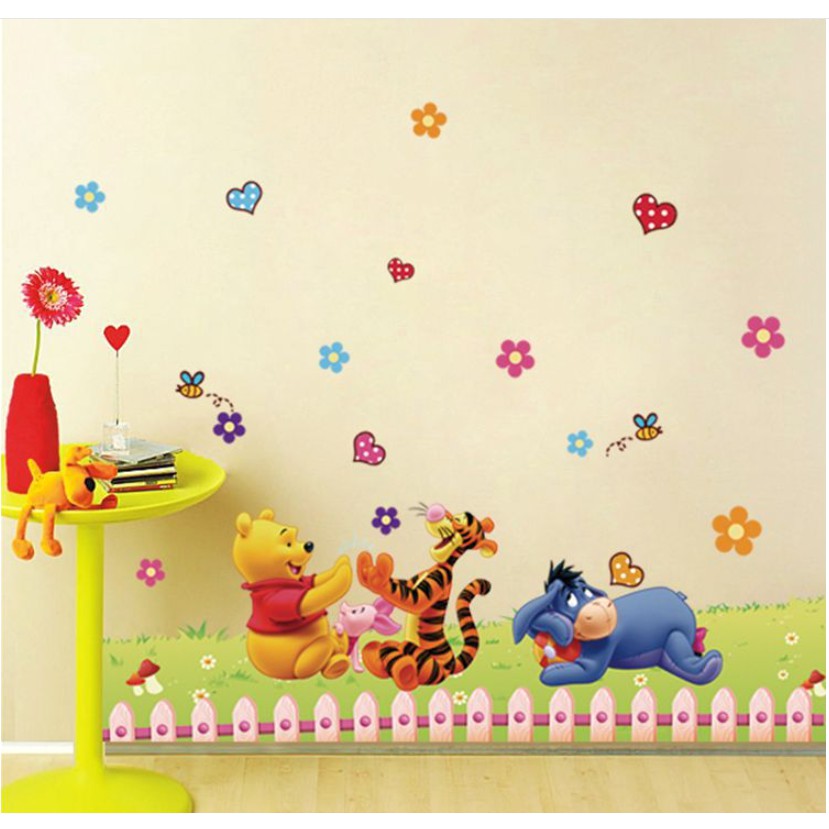 Decal dán tường - Gấu Pooh vui sân vườn nhỏ