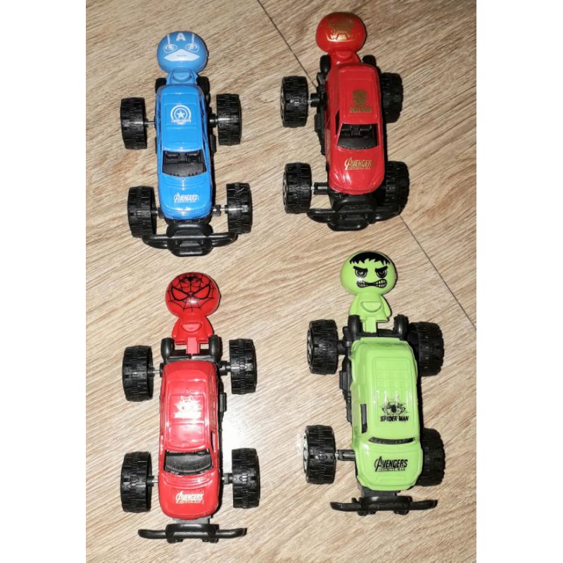 Một chiếc xe siêu anh hùng chạy bằng chìa khóa bằng nhựa rất đẹp