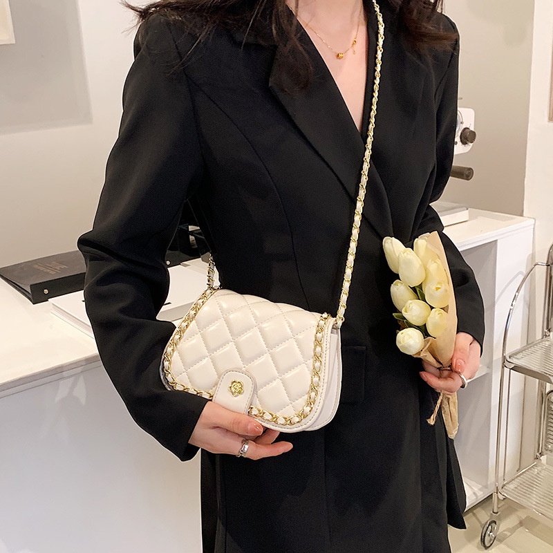 Túi đeo chéo IELGY kiểu vuông phối dây xích hoạt tiết đường may hình thoi phong cách Hàn Quốc dễ phối dành cho nữ