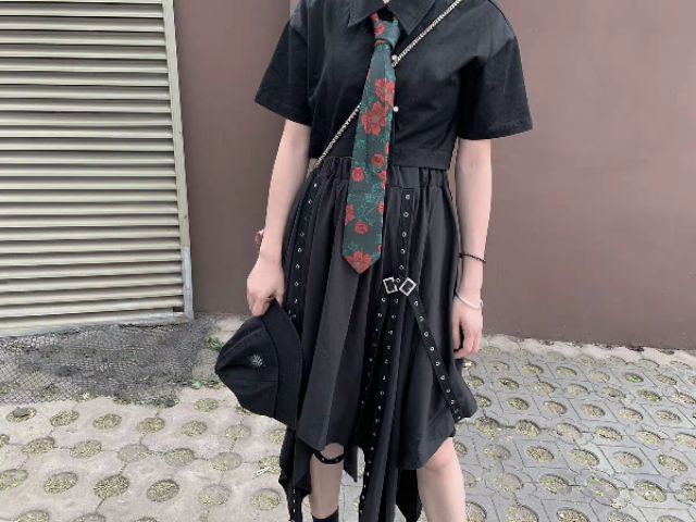 Chân váy đen xòe vạt lệch xẻ chéo cách điệu cá tính với dây kim loại style Ulzzang siêu chất 😍