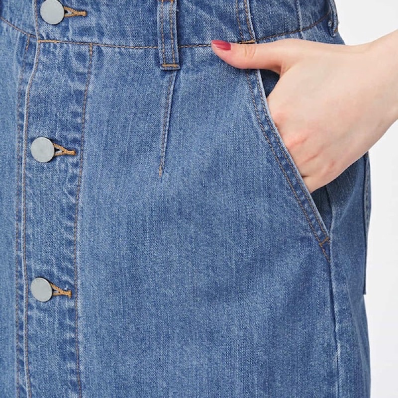 Chân váy bò midi trẻ trung, cá tính của GU - Nhật Bản