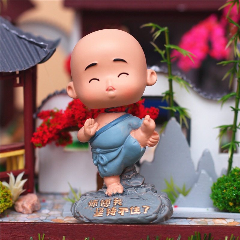 Mô hình tượng chú tiểu lắc đầu áo xanh tập võ biểu cảm dễ thương dùng để trang trí nhà cửa bàn làm việc quà tặng - Ráp
