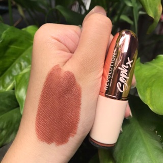 Son Makeup Revolution Soph Nude Lipstick màu Fudge