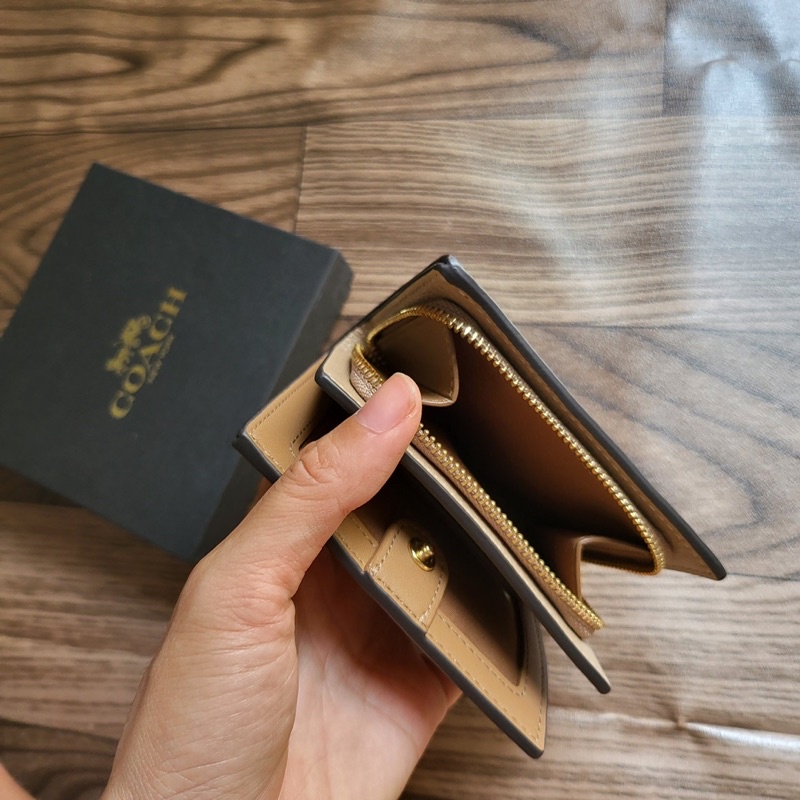 Ví Coach ngắn nữ màu pastel có khoá kéo đựng thẻ