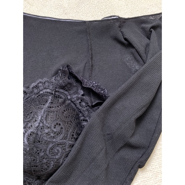 Áo đen tay dài trễ vai vạt xéo