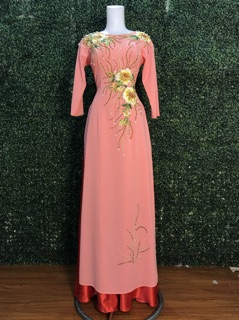Áo dài hồng đính hoa vàng