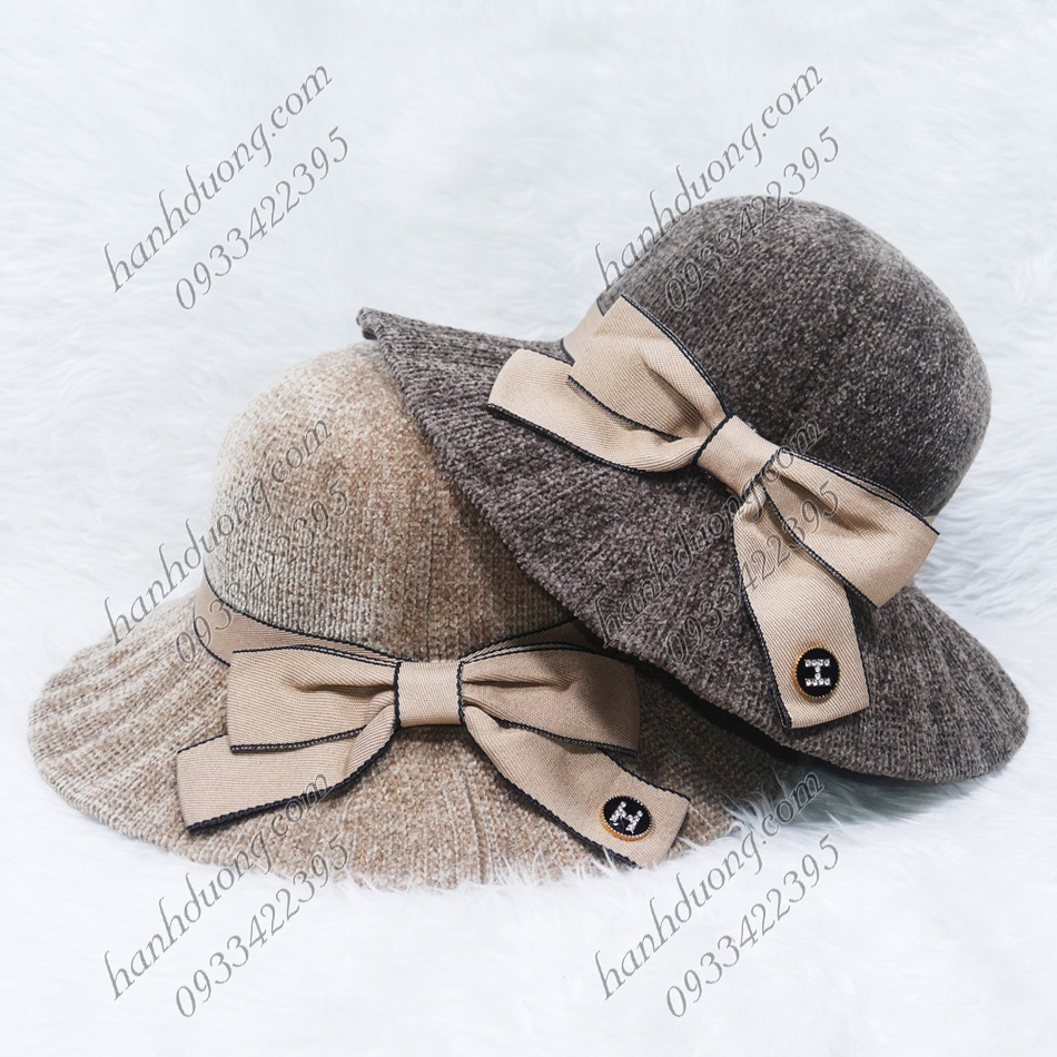Mũ bo nhung vành xếp ly có thắt nơ chữ H, hàng quảng châu vành rộng 8cm, phía trong có 2 dây rút ở vành đai phù hợp cho