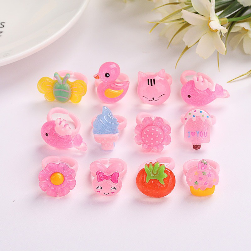 HỘP 50 CHIẾC NHẪN NHỰA KUTE CHO BÉ YÊU NHIỀU MÀU SẮC