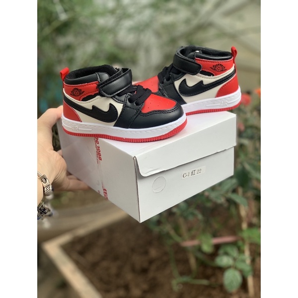 Giầy sneaker bé trai