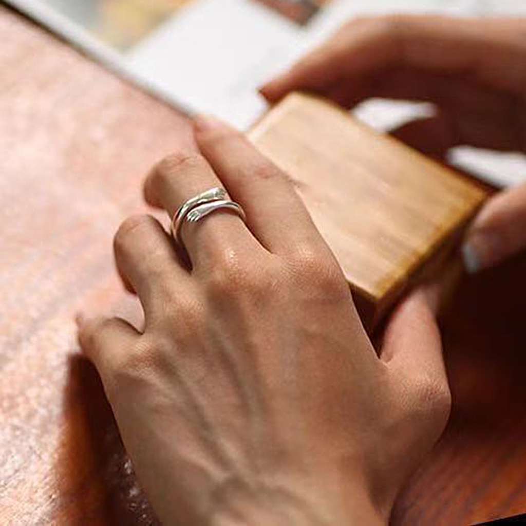 Nhẫn hở tạo hình vòng tay ôm độc đáo