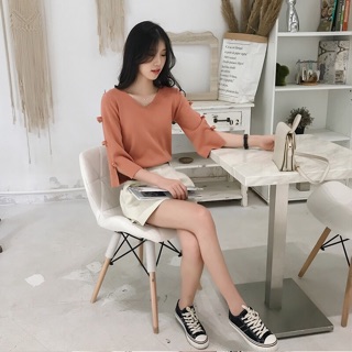 Áo len cổ chữ V điệu đà