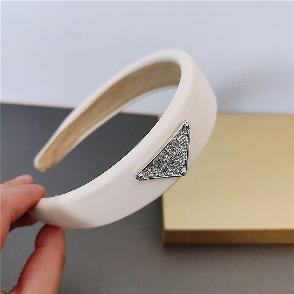 Băng Đô Cài Tóc Hình Tam Giác Màu Ngà Phong Cách Vintage Ngọt Ngào Không Trơn Trượt Cho NữBăng Đô Cài Tóc Cho Nữ