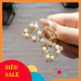 Kẹp tóc đính hạt ngọc sang chảnh, xinh xắn.