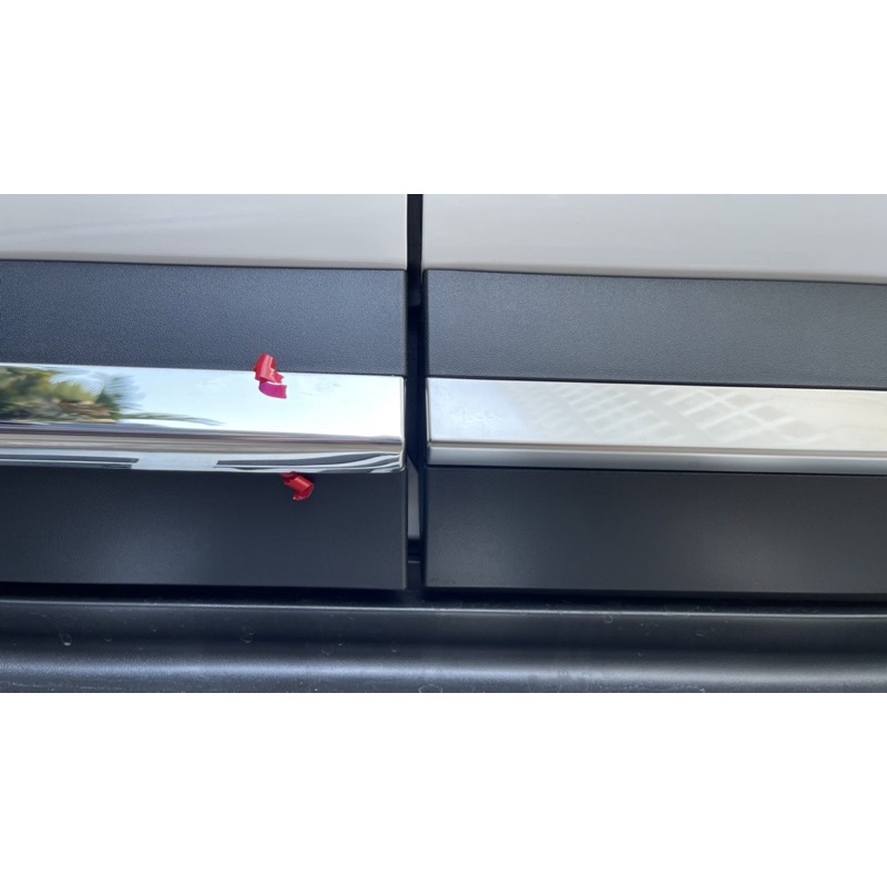 Ốp nẹp sườn hông cửa Kia Carnival 2022 2023 KA4 inox 304 chrome bóng dán bảo vệ chống và che xước phụ kiện trang trí
