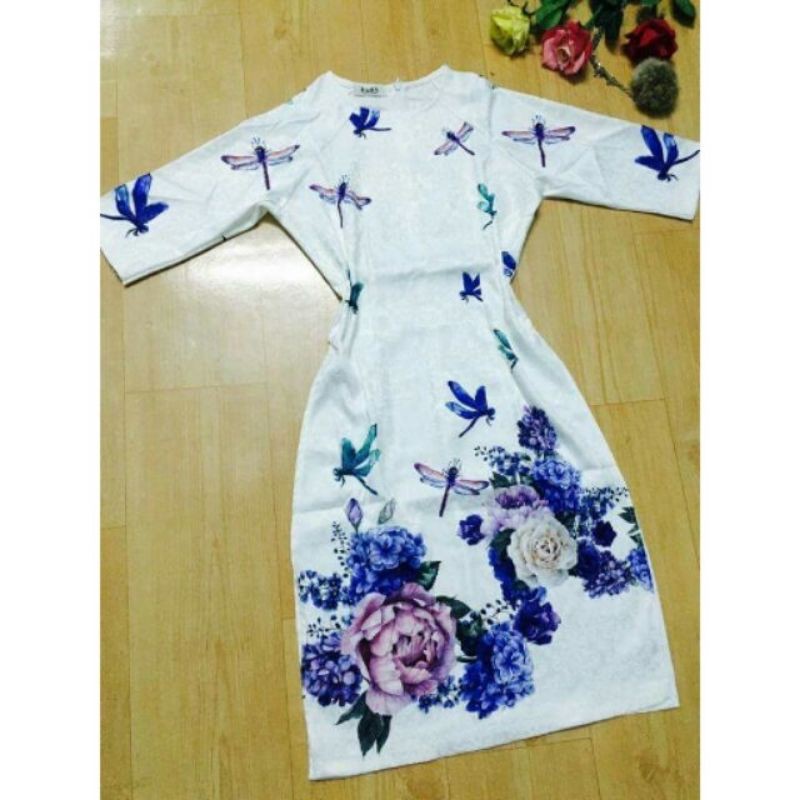 Áo dài cách tân nền hoa