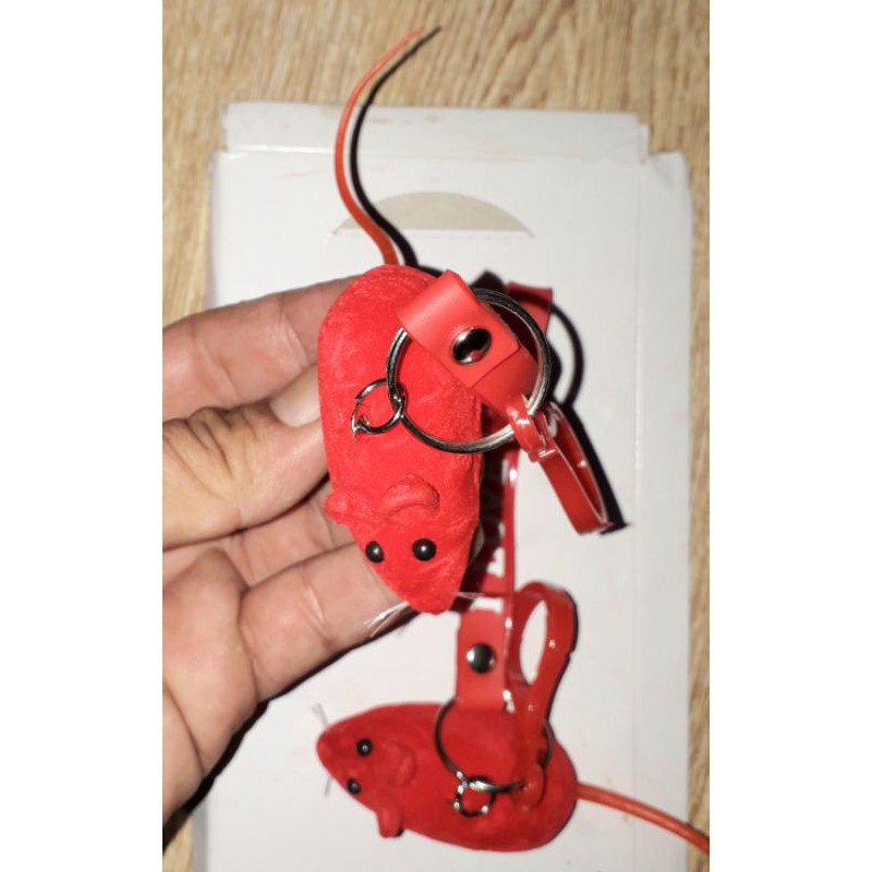 Một chiếc móc khóa bóp kêu chuột 4 trong 1 bằng nhựa rất đẹp