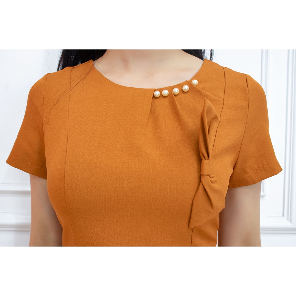 Váy body ôm công sở nơ ngực xẻ tà AMYRA - Đầm dự tiệc thiết kế xếp ly cổ ngọc cao cấp DA131 | BigBuy360 - bigbuy360.vn