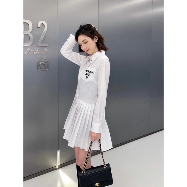 Đầm sơ mi dài tay chân vây xếp ly thêu logo thương hiệu Prada cao cấp màu trắng đơn giản