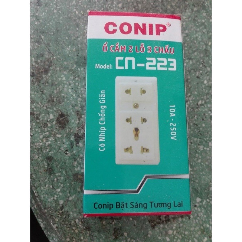 Ổ điện 3 chấu đa năng CONIP