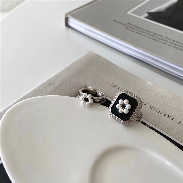 Nhẫn màu đen đính ngọc trai nhân tạo họa hình hoa độc đáo