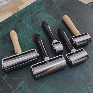 Cây lăn rulo ép bề mặt da khi dán keo, thân gỗ 2 màu Sáng Tối