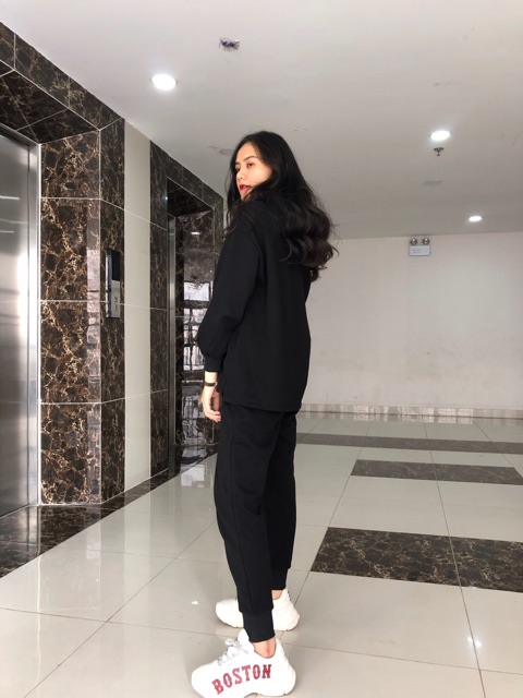 Bộ nỉ có mũ màu đen phong cách trẻ trung