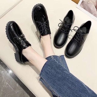 giày bốt da nữ cổ ngắn buộc dây đế thấp .