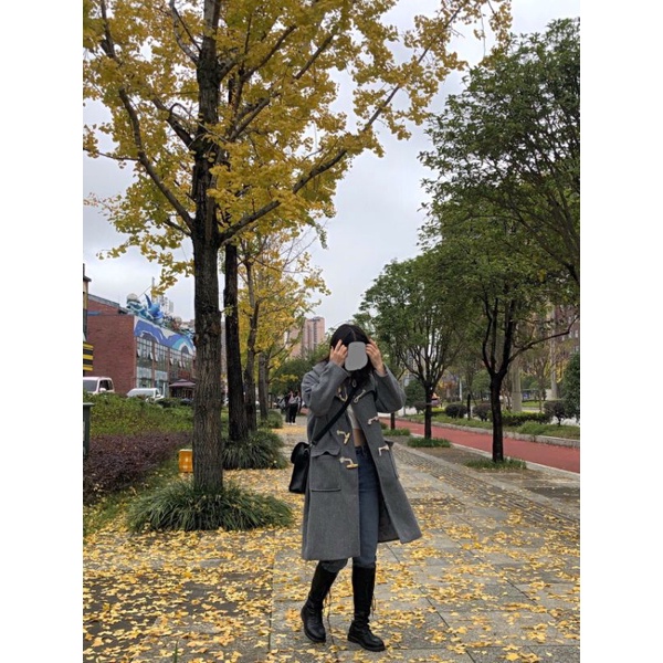 Áo khoác dạ dáng dài túi vuông màu xám cúc cài khuy gỗ - phong cách hiện đại