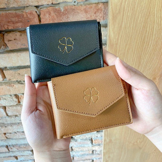 Ví Vuông Lucky wallet ép chìm hình cỏ 4 lá da mềm nhiều ngăn by Vuông