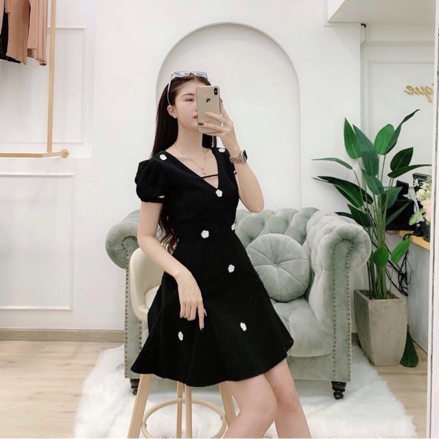 [Mã WASTMAY giảm 15% tối đa 30K đơn 150K] Đầm xoè đen đính hoa nổi | BigBuy360 - bigbuy360.vn