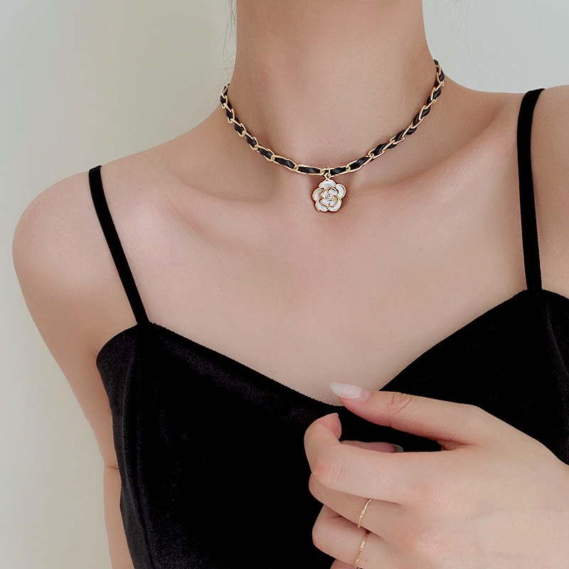 Vòng Cổ Da Màu Đen Phối Mặt Kim Loại Hình Hoa Trà Thời Trang