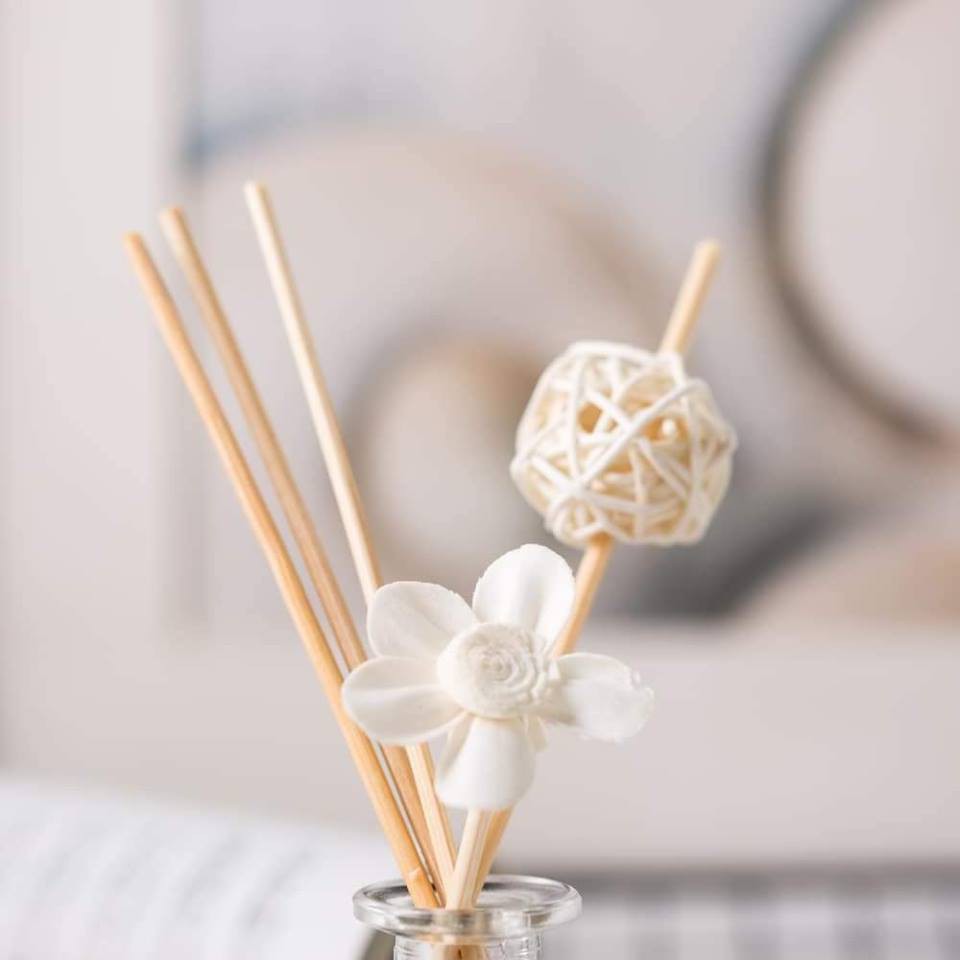 Tinh dầu khuếch tán que RD 14 với các mùi hương Rose , jasmine , lavender, lemongrass, ocean, violet, sakura, Ormanthus