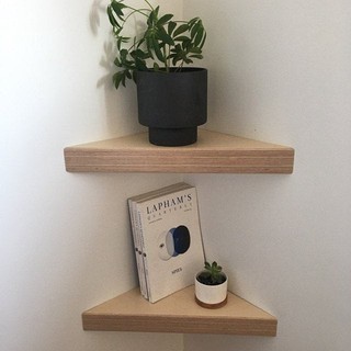 Kệ treo tường góc vuông 90 hình tam giác gỗ thông tự nhiên